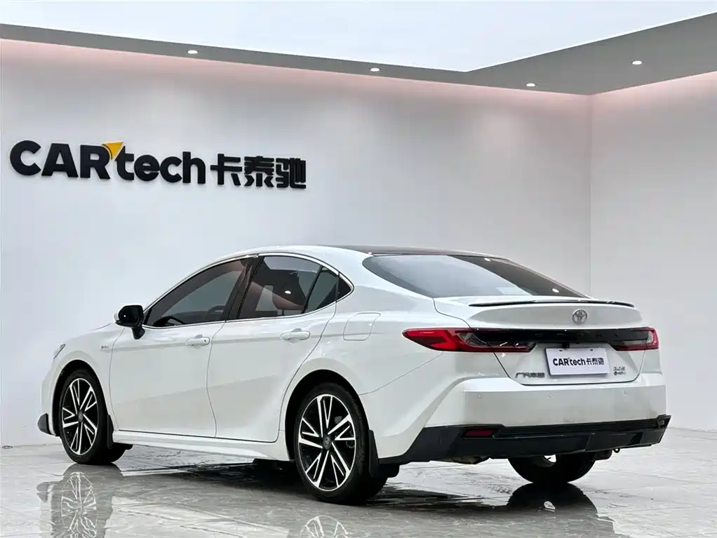 Toyota Camry 2024 — фото 3