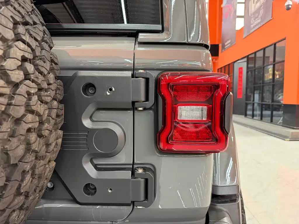 Jeep Wrangler 2023 — фото 11