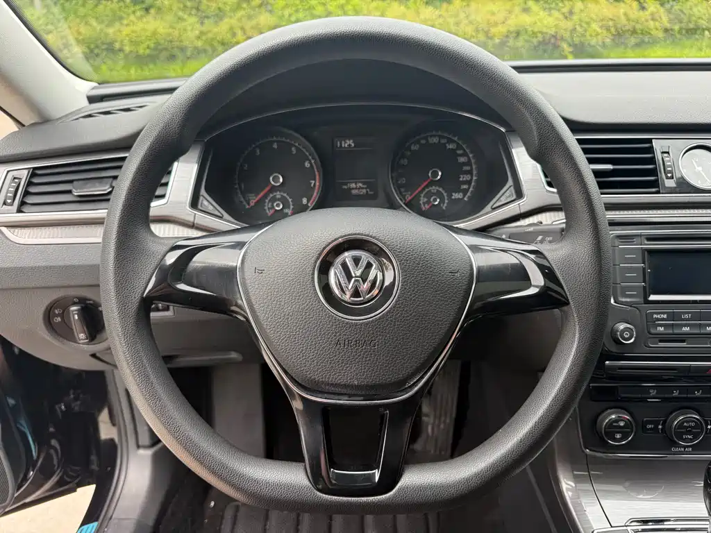 Volkswagen Passat 2017 — фото 15