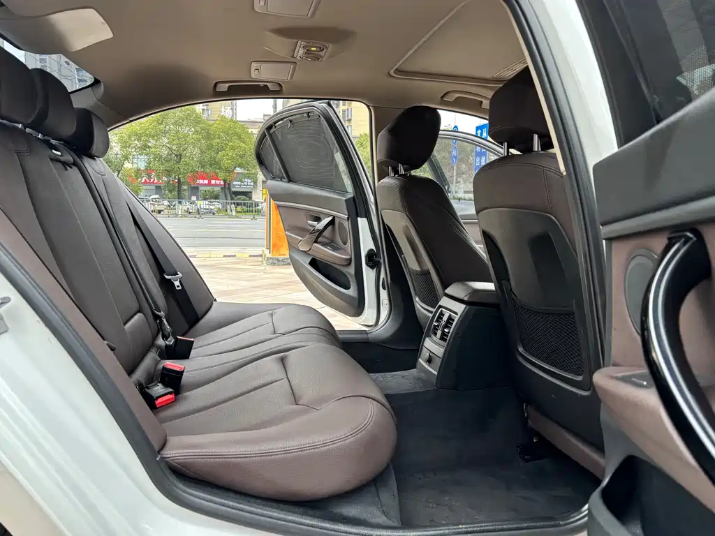 BMW 3 Series 2018 — фото 13