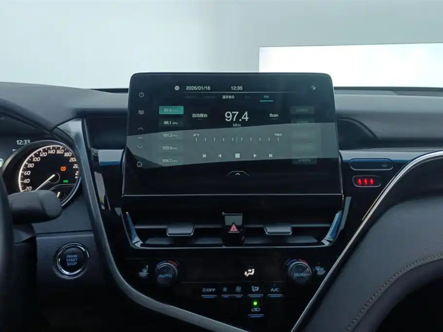 Toyota Camry 2023 — фото 13