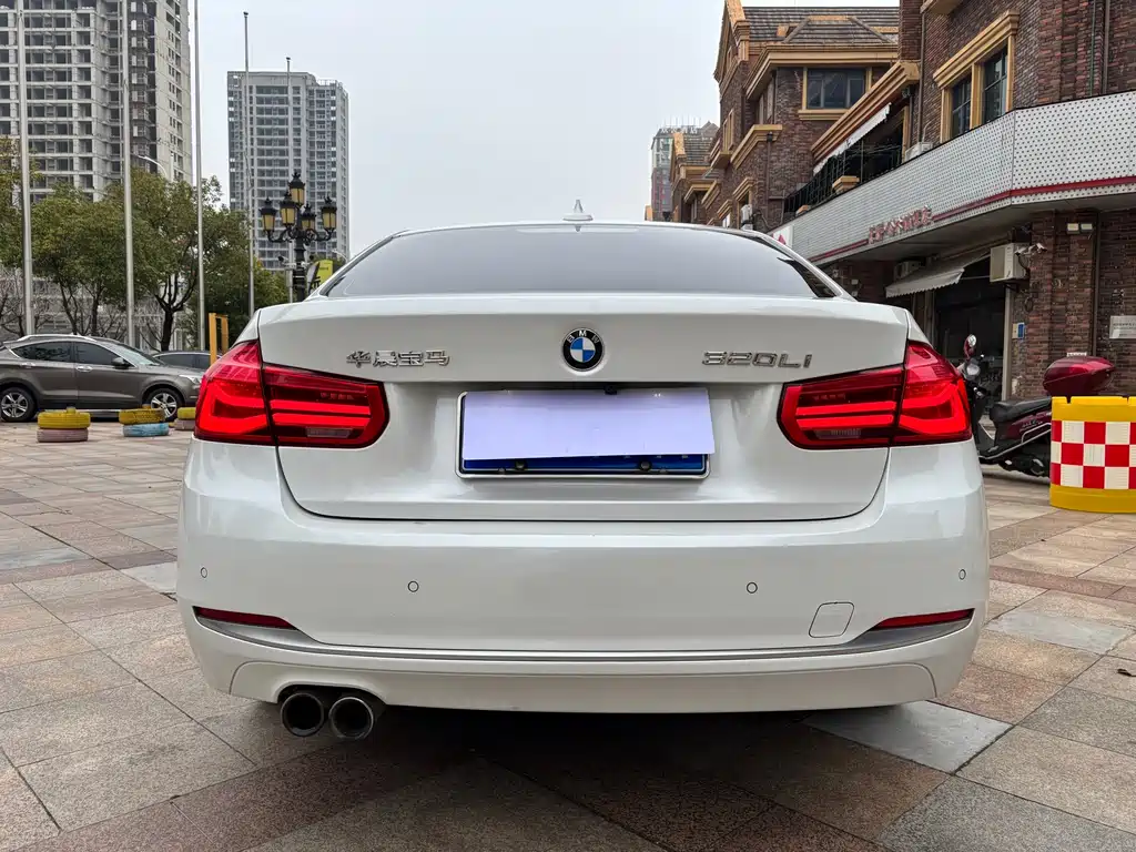 BMW 3 Series 2018 — фото 21