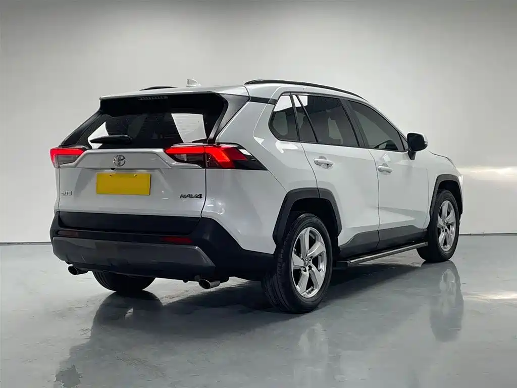 Toyota RAV4 2021 — фото 8