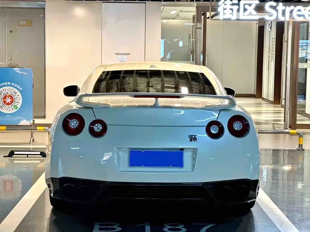 Nissan GT-R 2011 — фото 11