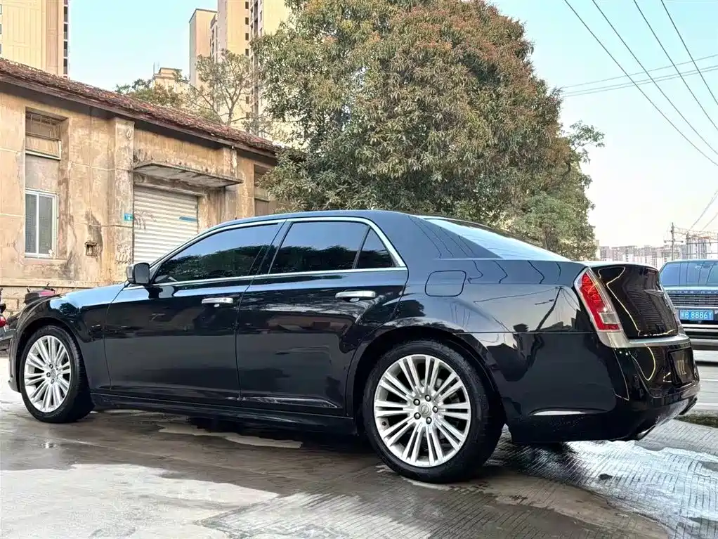 Chrysler 300C 2015 — фото 9