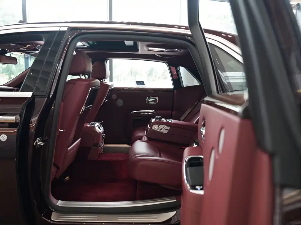 Rolls-Royce Ghost 2020 — фото 14
