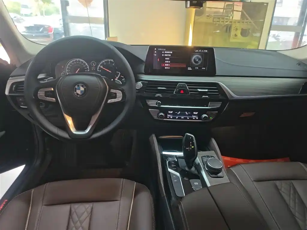 BMW 5 Series 2018 — фото 10