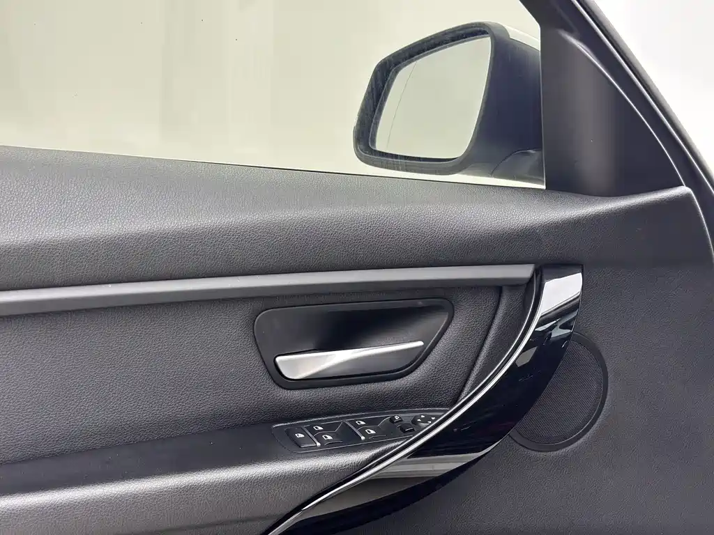 BMW 3 Series 2019 — фото 14