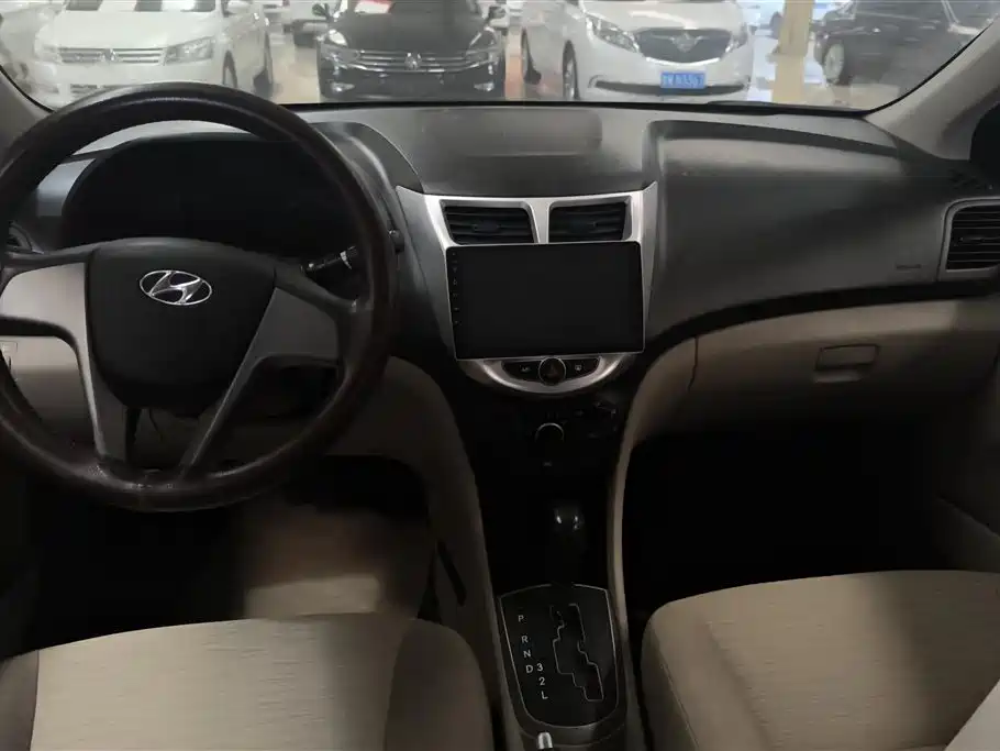 Hyundai Verna 2015 — фото 12