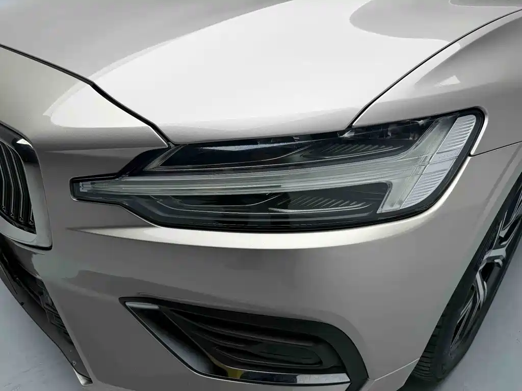 Volvo S60 2022 — фото 15