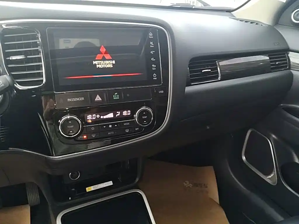 Mitsubishi Outlander 2020 — фото 13