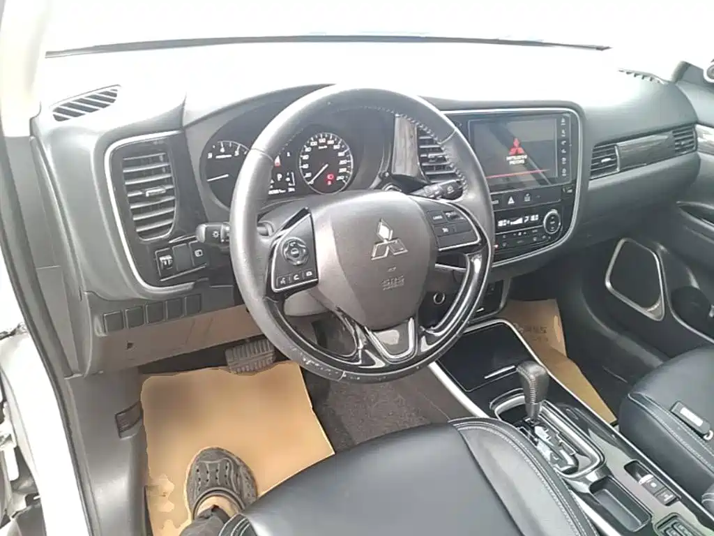 Mitsubishi Outlander 2020 — фото 10