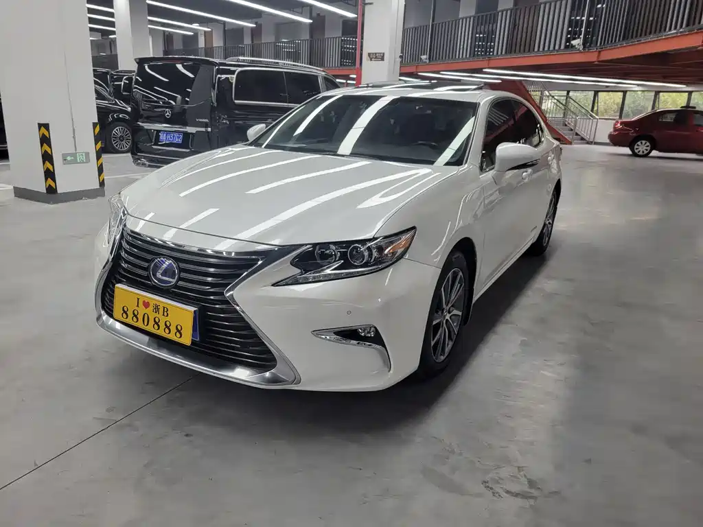 Lexus ES 2018 — фото 1