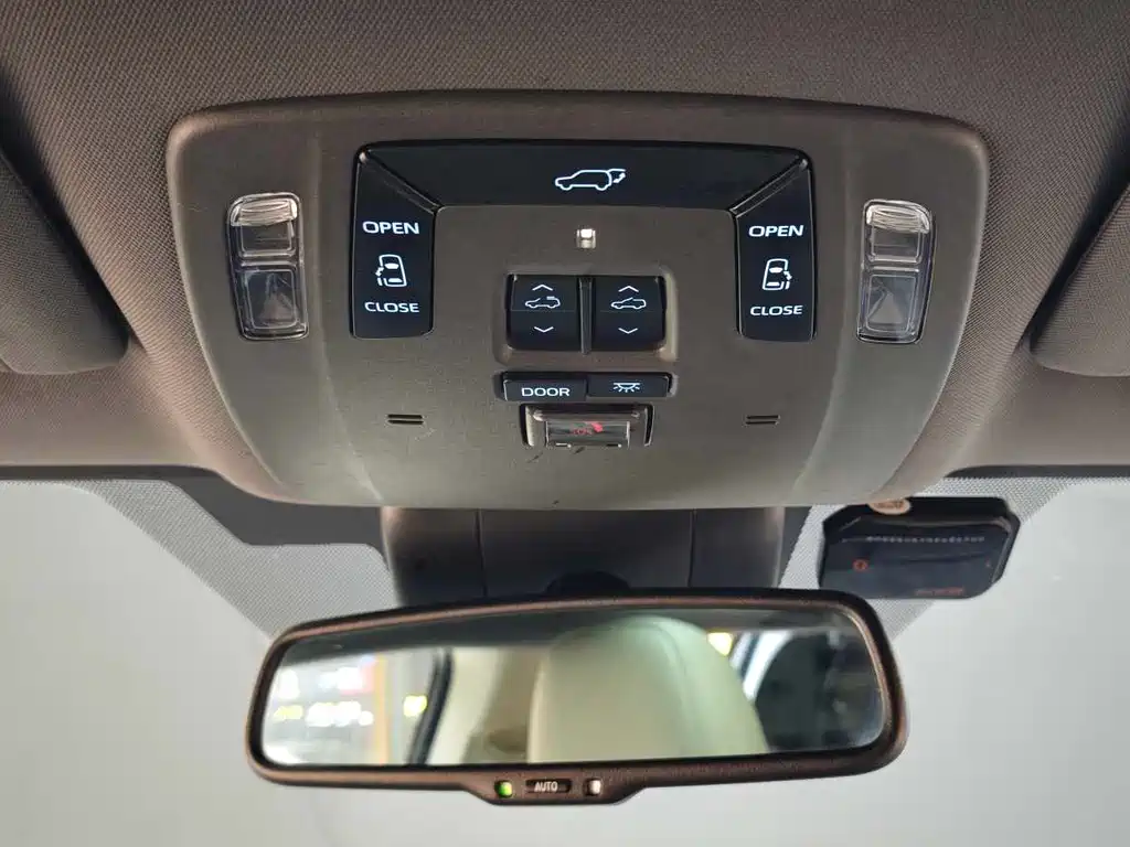 Toyota Sienna 2022 — фото 17