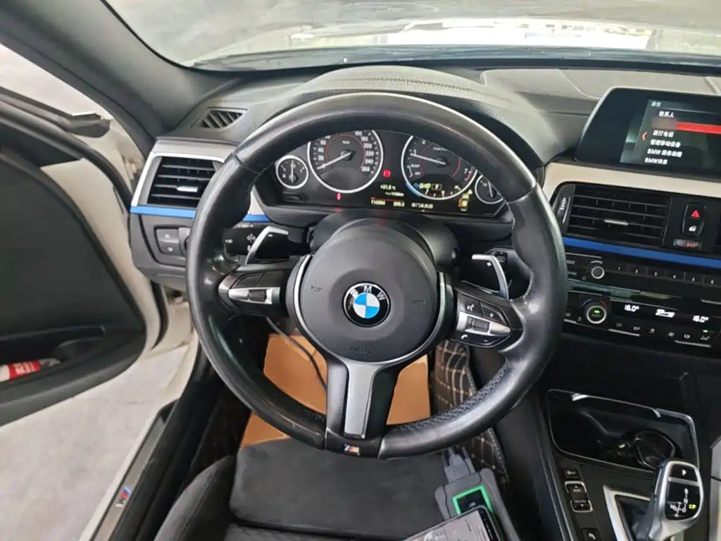 BMW 3 Series 2018 — фото 11