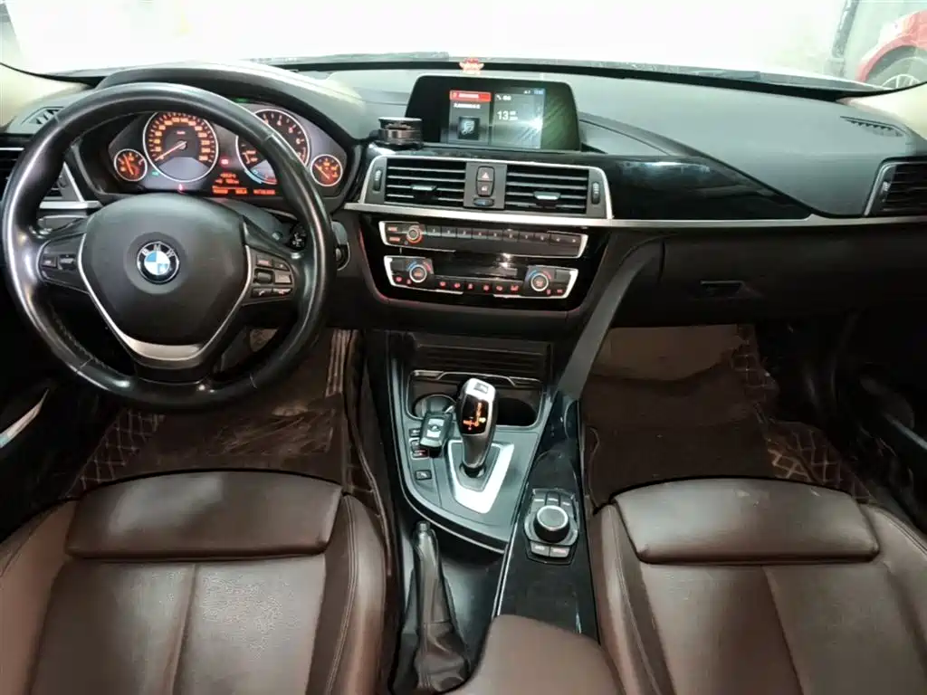 BMW 3 Series 2018 — фото 10