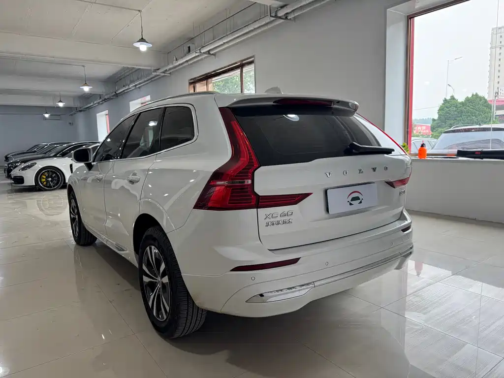 Volvo XC60 2023 — фото 5