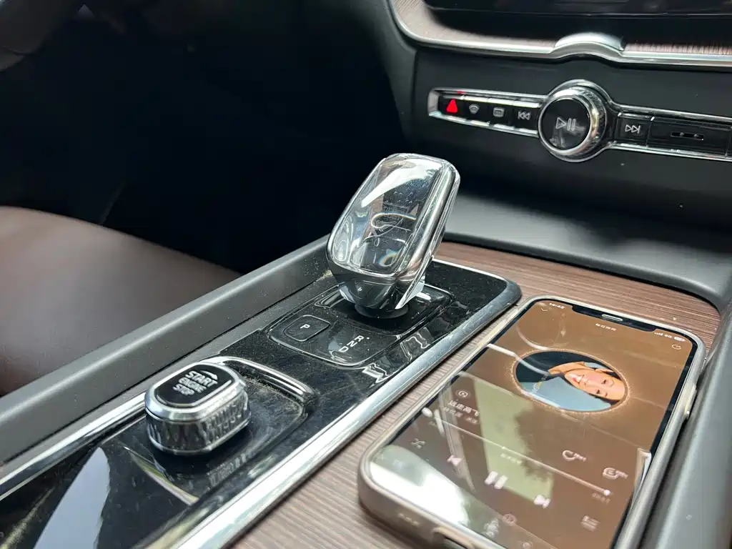 Volvo XC60 2022 — фото 10