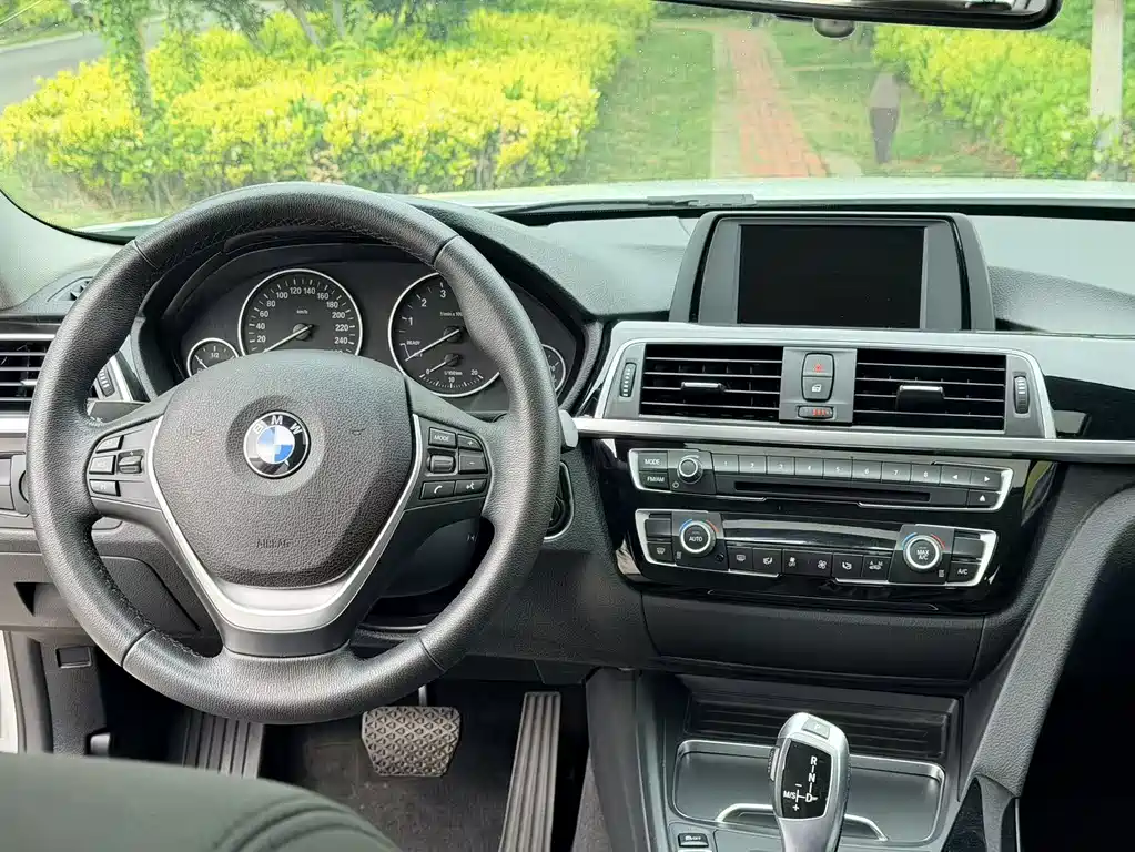 BMW 3 Series 2017 — фото 10