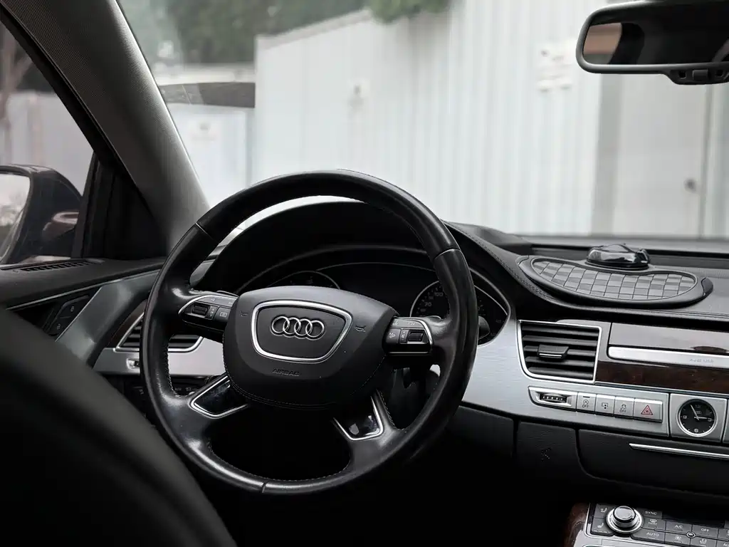 Audi A8 2014 — фото 8