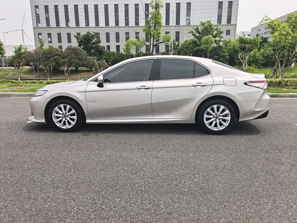 Toyota Camry 2018 — фото 11