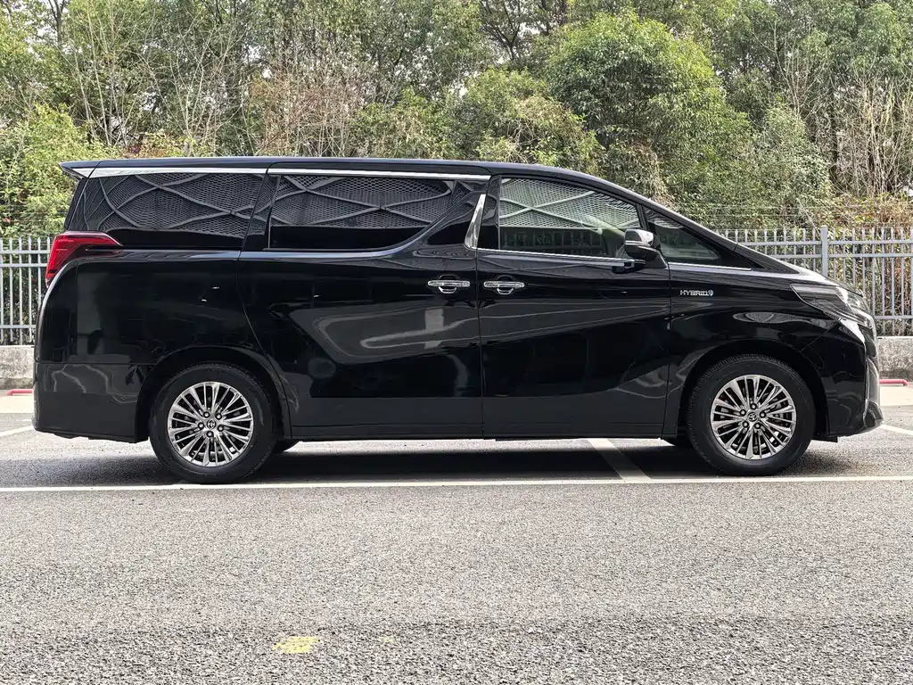 Toyota Alphard 2023 — фото 4