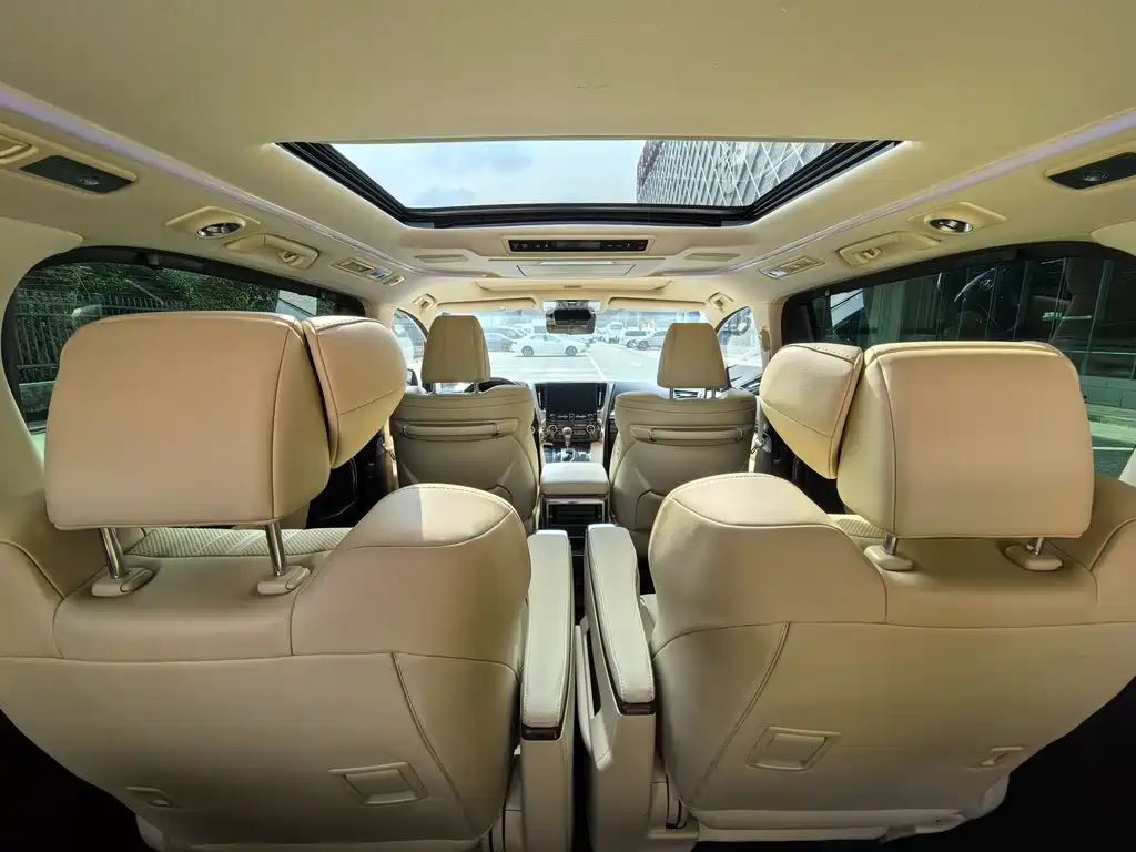 Toyota Alphard 2023 — фото 13