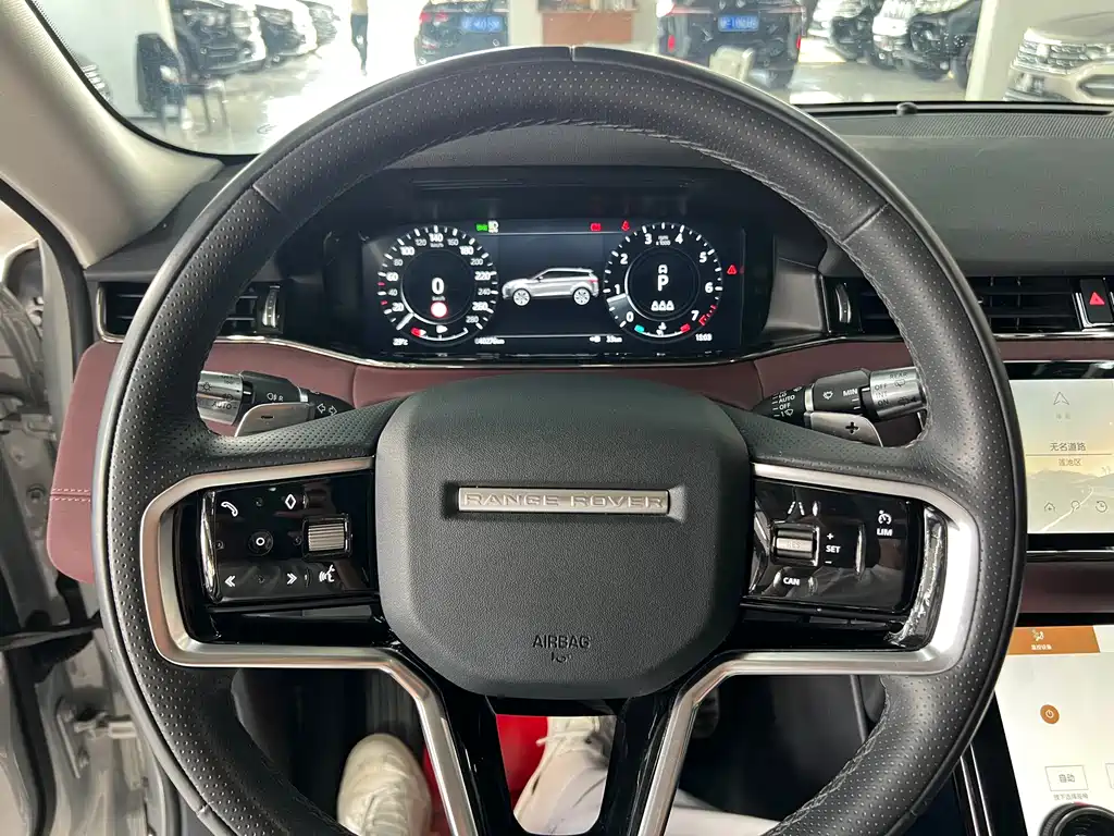 Land Rover Evoque 2023 — фото 15