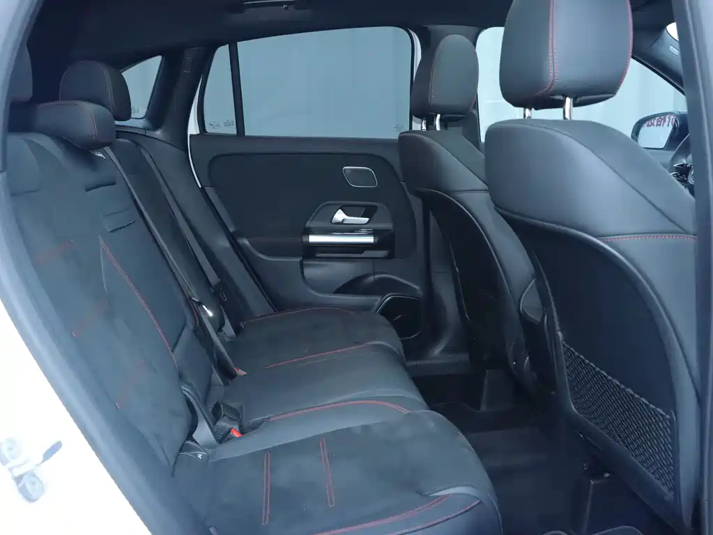 Mercedes-Benz GLA AMG 2025 — фото 16