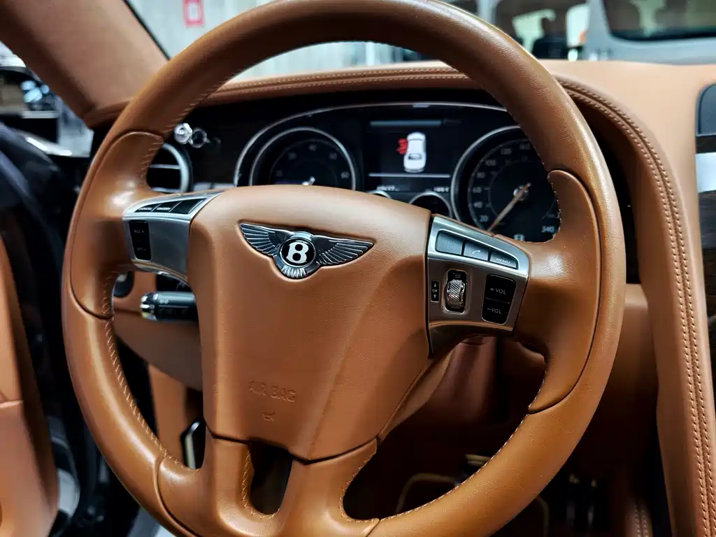 Bentley Flying Spur 2017 — фото 11