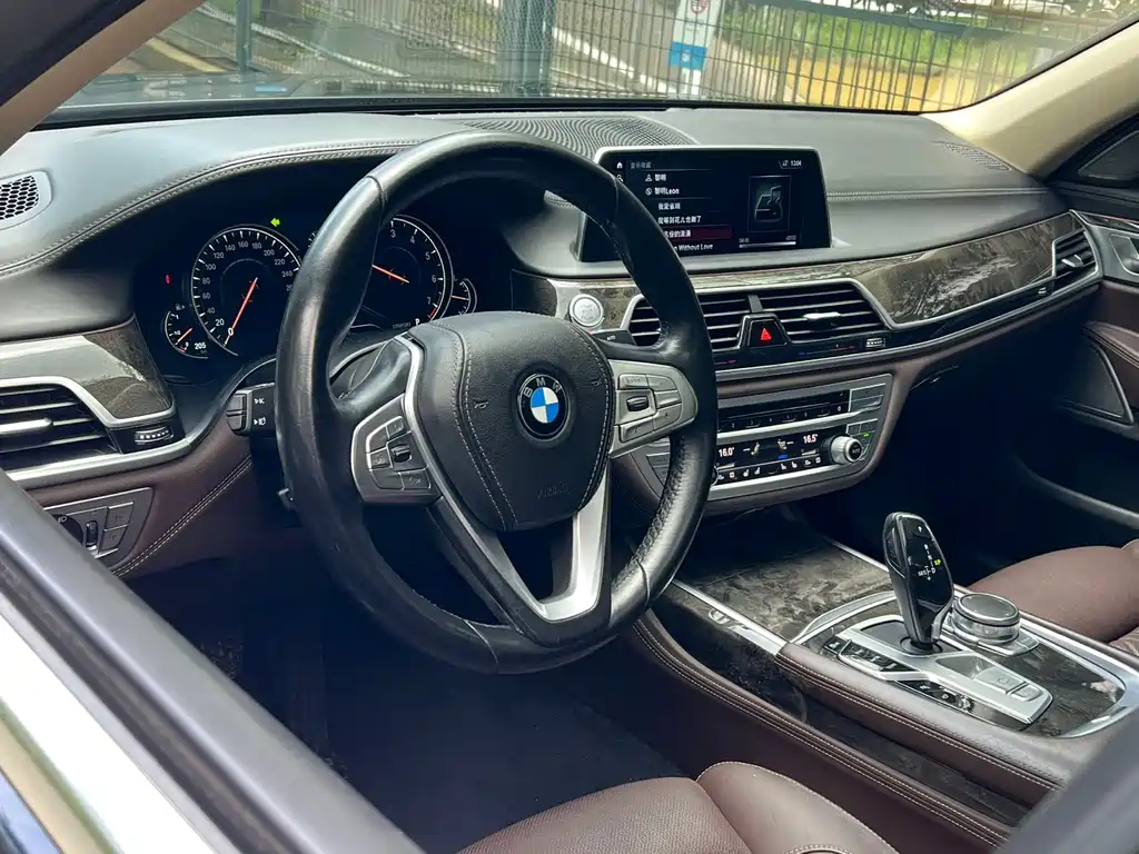 BMW 7 Series 2018 — фото 14