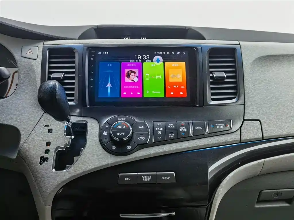 Toyota Sienna 2014 — фото 17