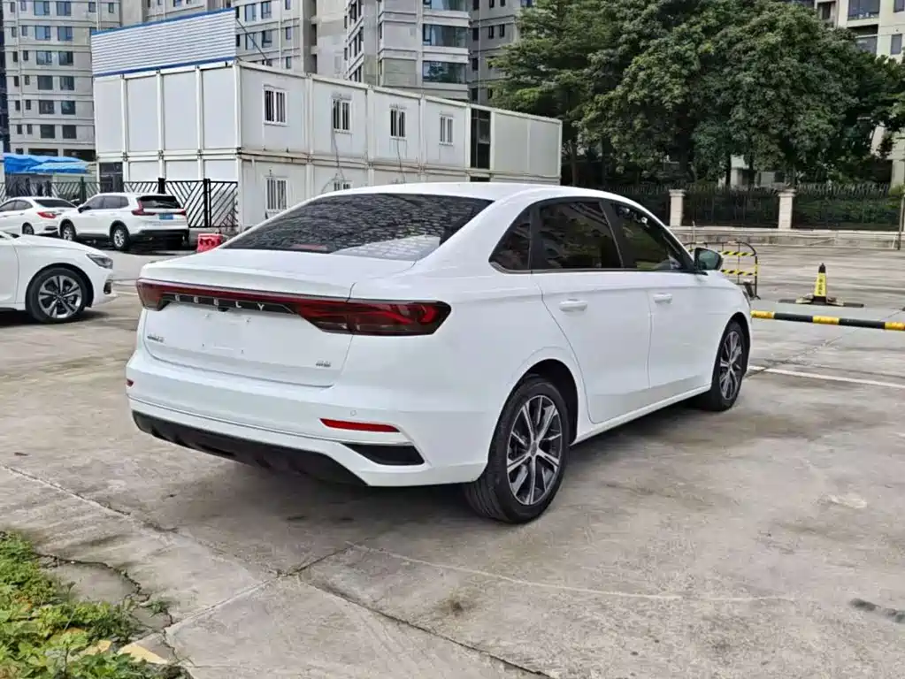 Geely Emgrand 2021 — фото 8