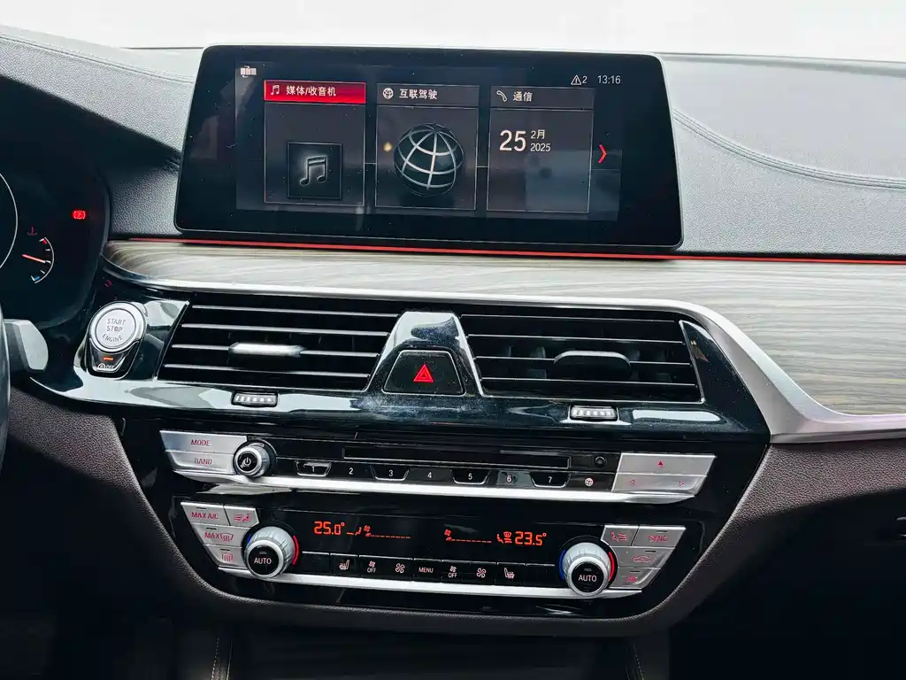 BMW 5 Series 2018 — фото 10