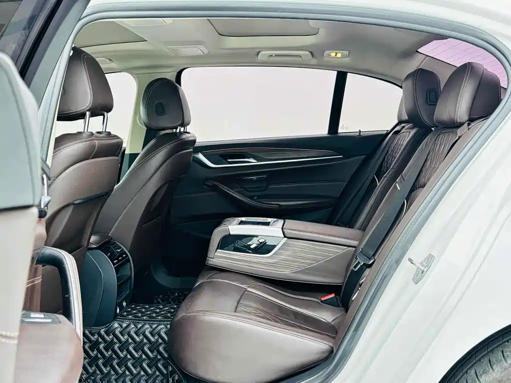 BMW 5 Series 2018 — фото 14