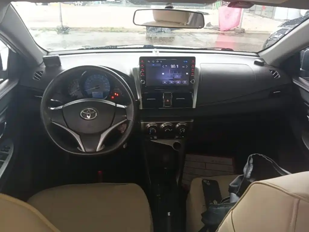 Toyota Yaris L 2015 — фото 10