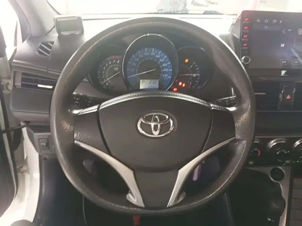 Toyota Yaris L 2015 — фото 11