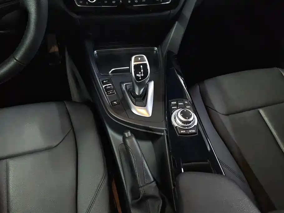 BMW 3 Series 2017 — фото 16