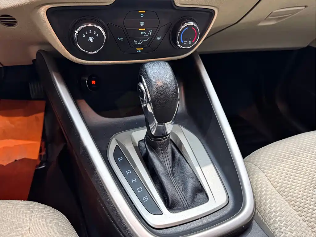 Ford Escort 2015 — фото 15