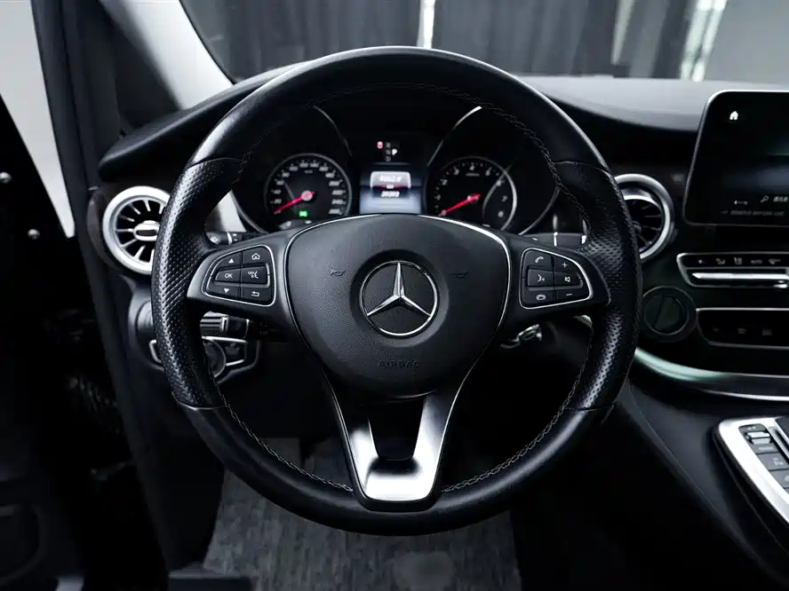 Mercedes-Benz V-Class 2024 — фото 17