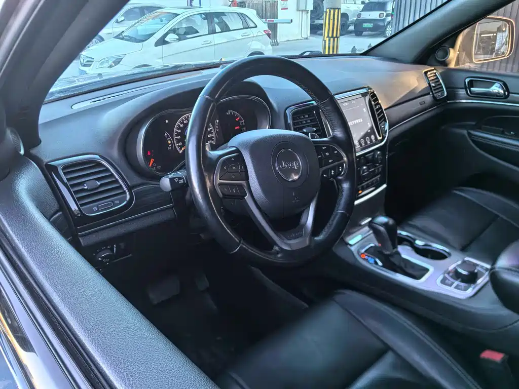 Jeep Grand Cherokee 2021 — фото 10