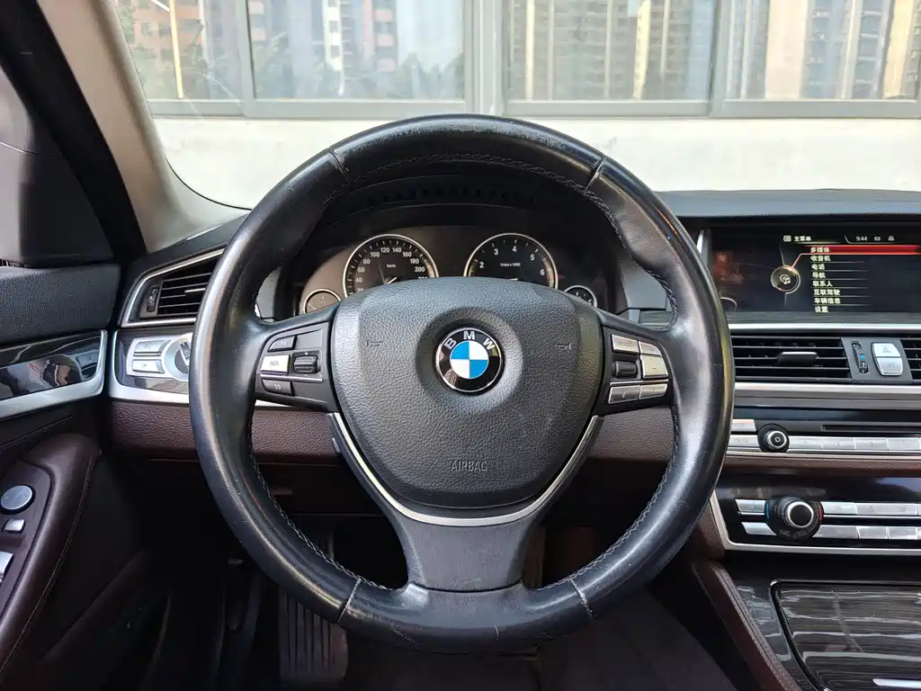 BMW 5 Series 2015 — фото 17
