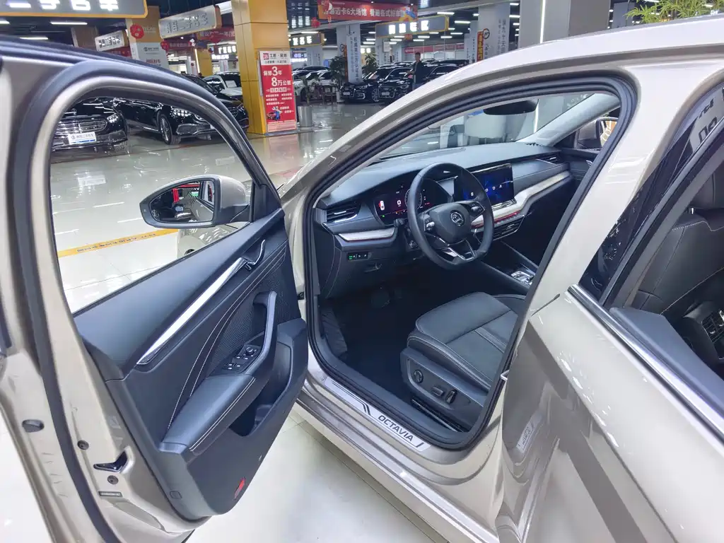 Skoda Octavia 2021 — фото 17