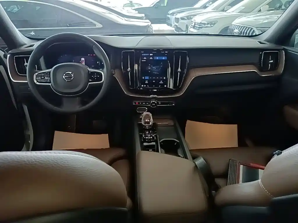 Volvo XC60 2023 — фото 10