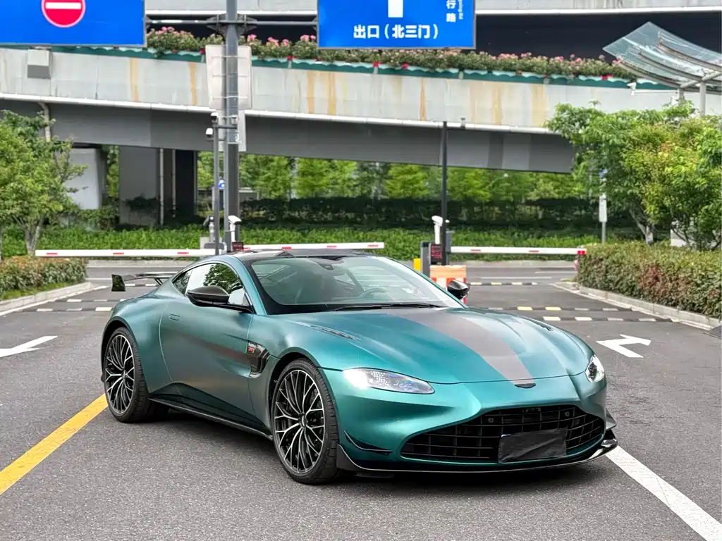 Aston Martin V8 Vantage 2022 — фото 2