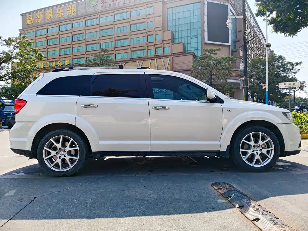 Dodge Journey 2014 — фото 10