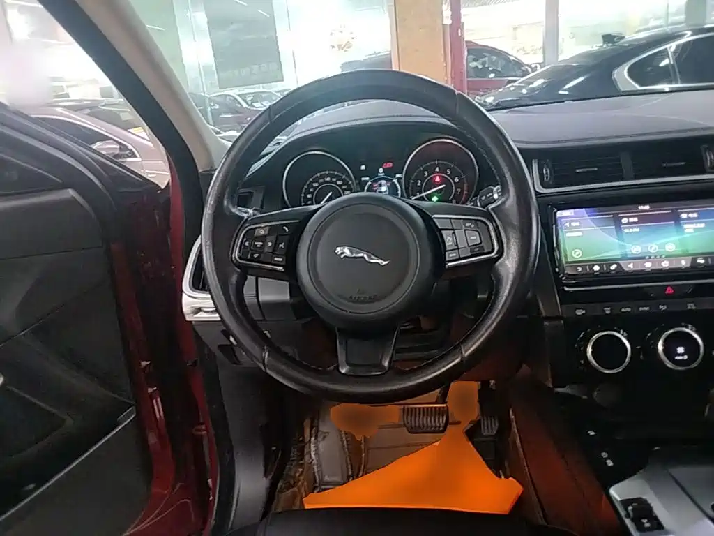 Jaguar E-PACE 2020 — фото 11