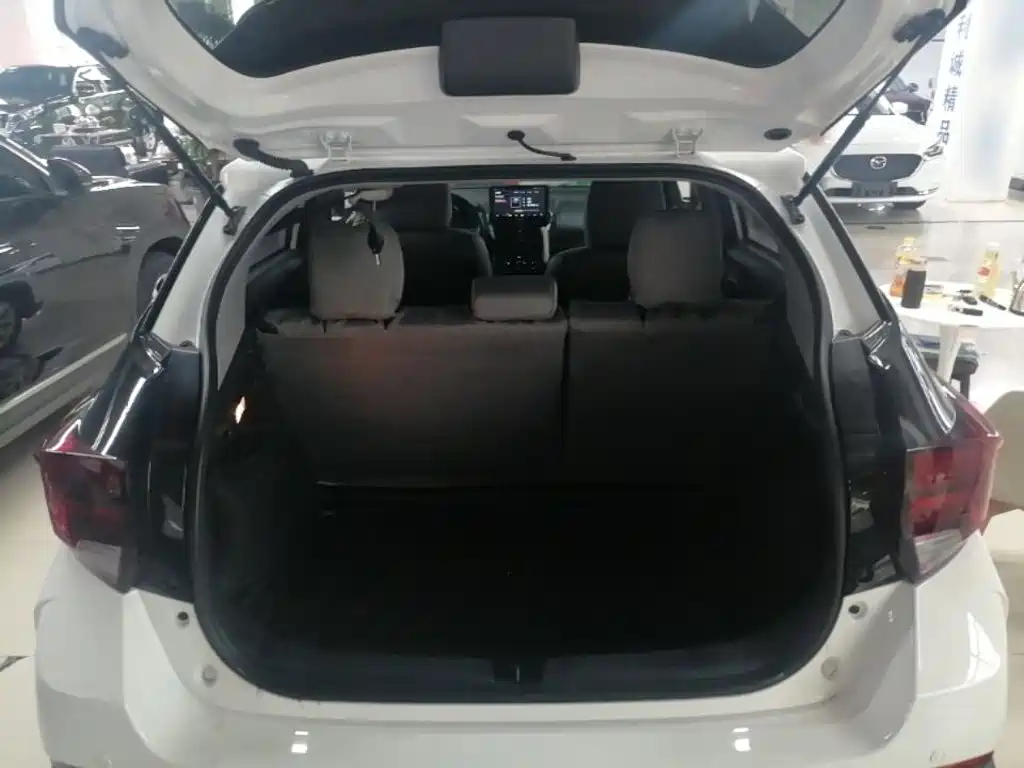 Toyota Yaris L 2021 — фото 19