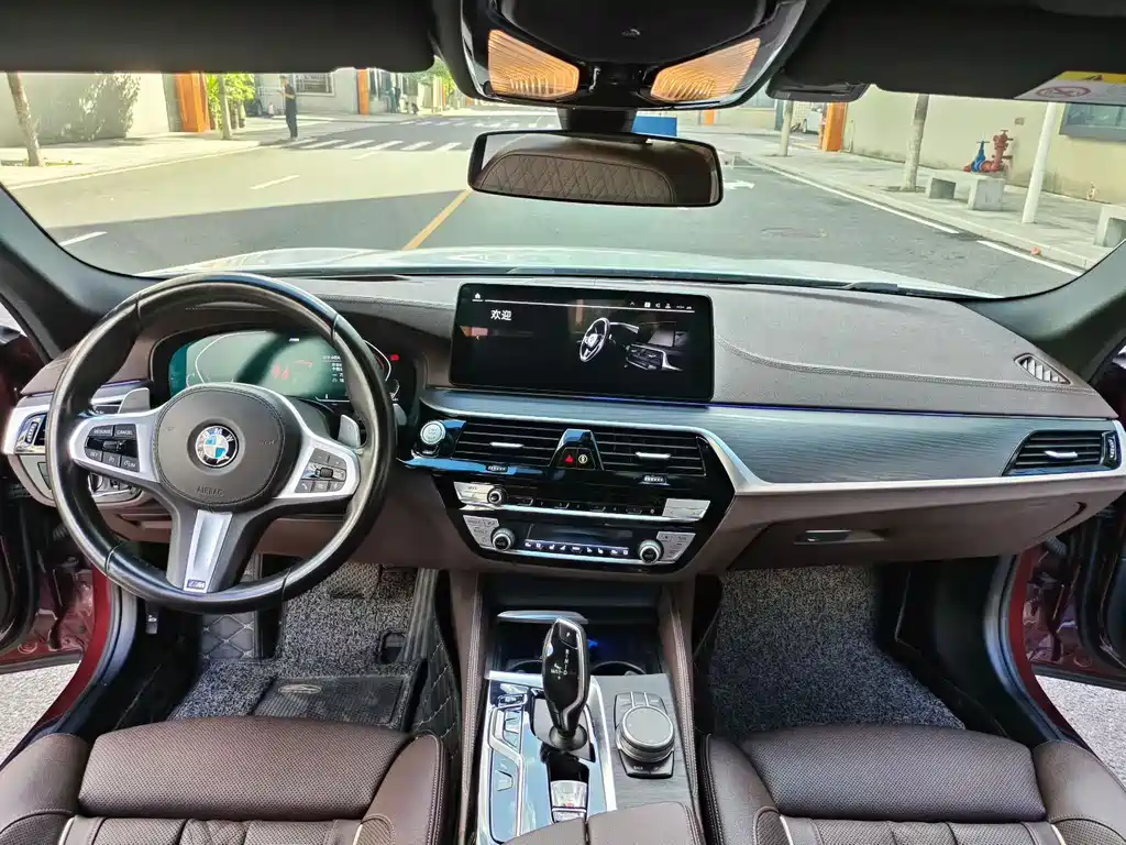 BMW 5 Series 2021 — фото 9