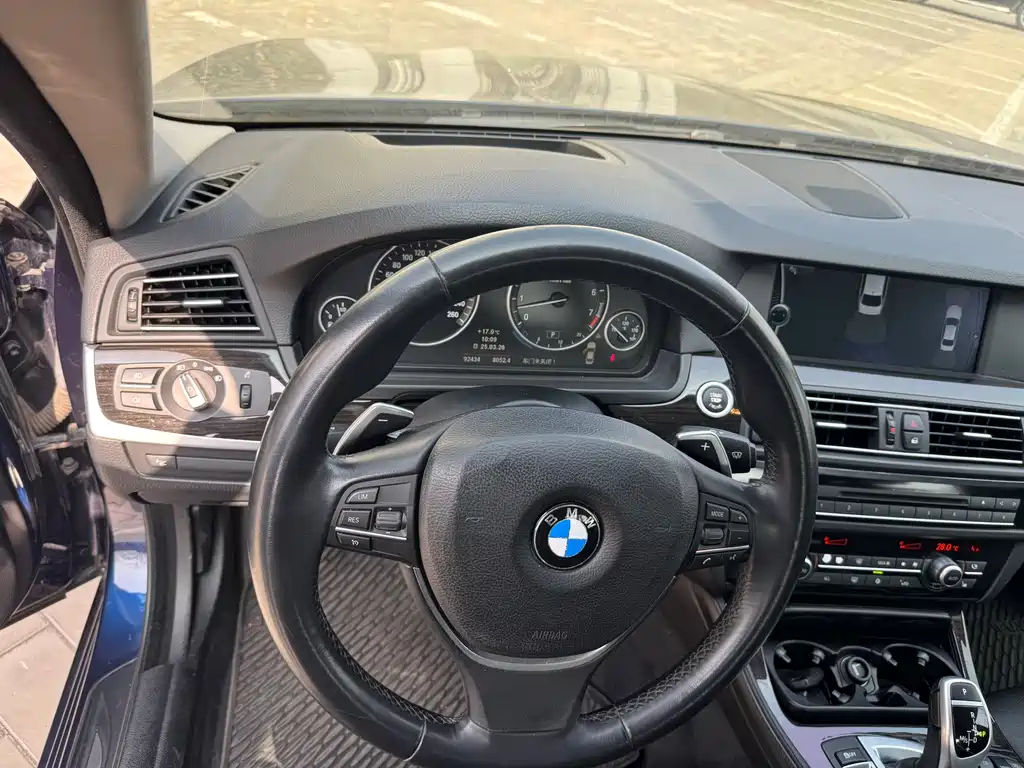 BMW 5 Series 2011 — фото 11